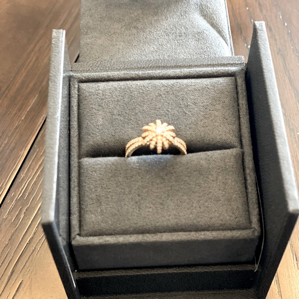 A ring, the prettiest piece from Yurman’s distinctive Starburst collection